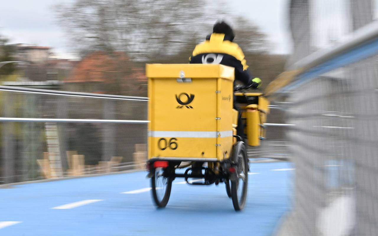 Postbote mit Rad