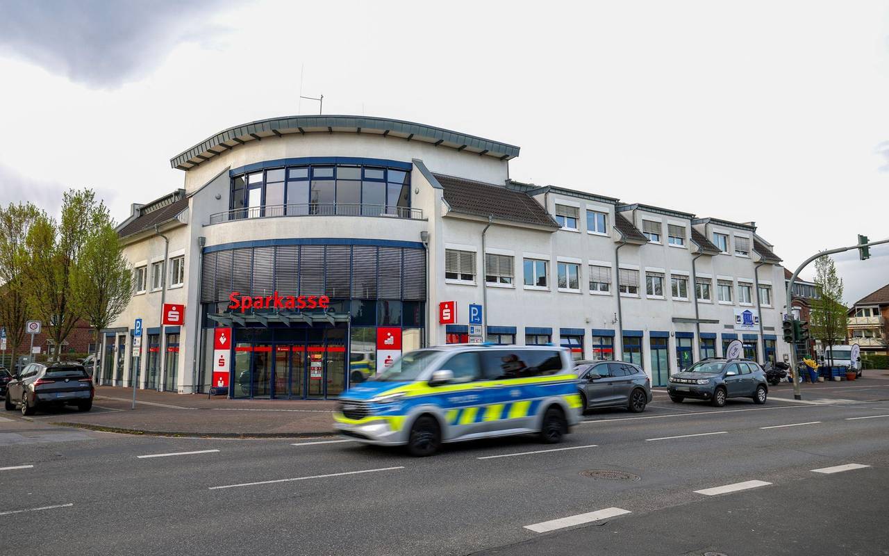 Großeinsatz an Bankfiliale: Mann festgenommen