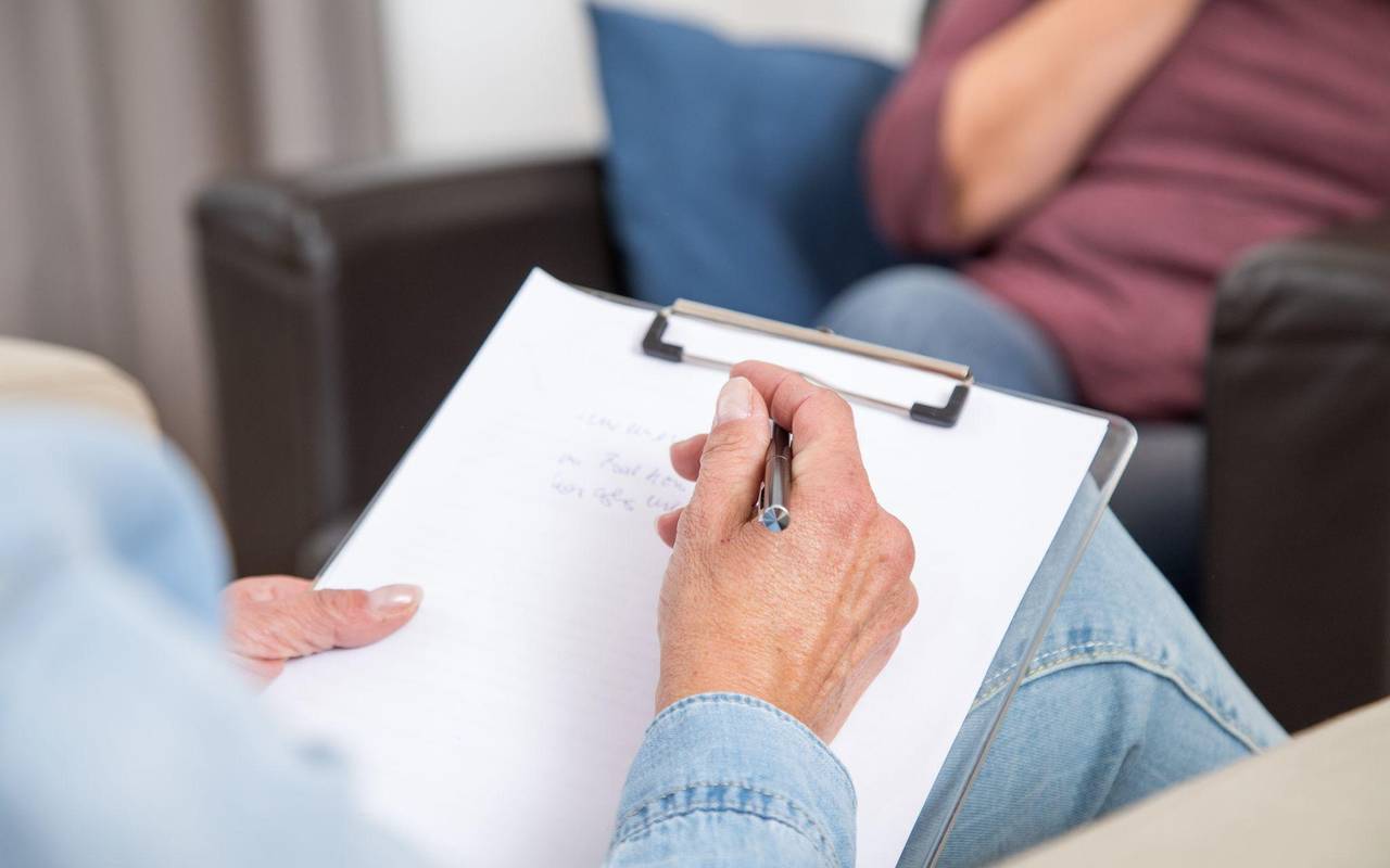 Eine Psychotherapeutin unterhält sich mit einer Patientin