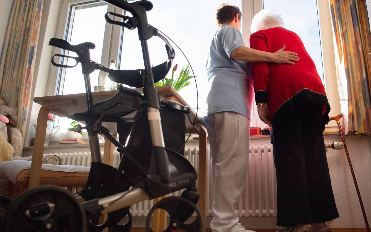 Eine Pflegerin unterstützt eine Heimbewohnerin