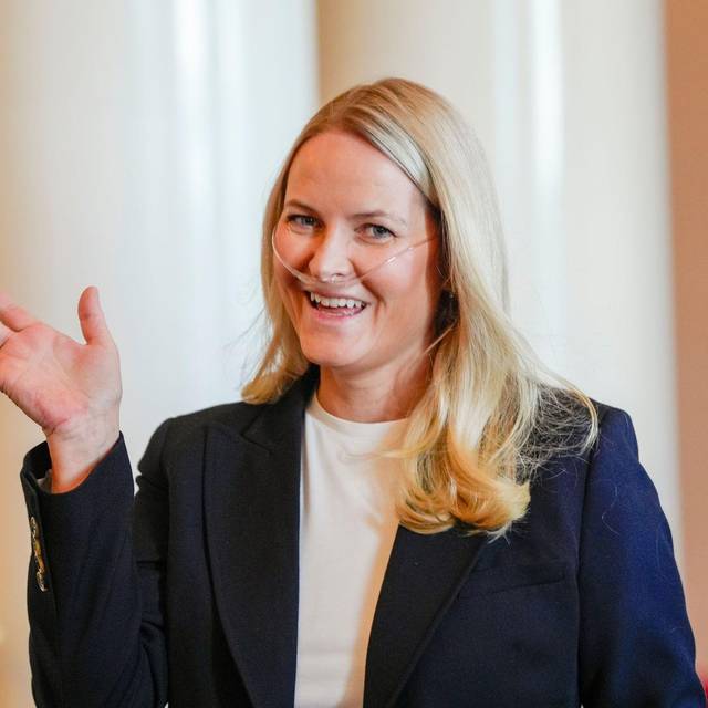 Mette-Marit mit Sauerstoffgerät bei offiziellem Termin