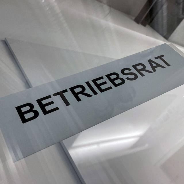 Ein Hinweisschild hängt am Eingang zum Betriebsrat