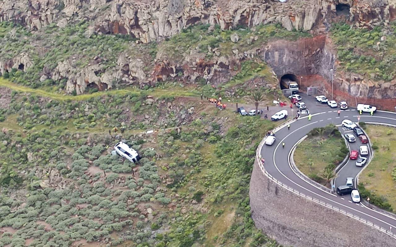 Bus stürzt auf Kanareninsel Böschung hinab