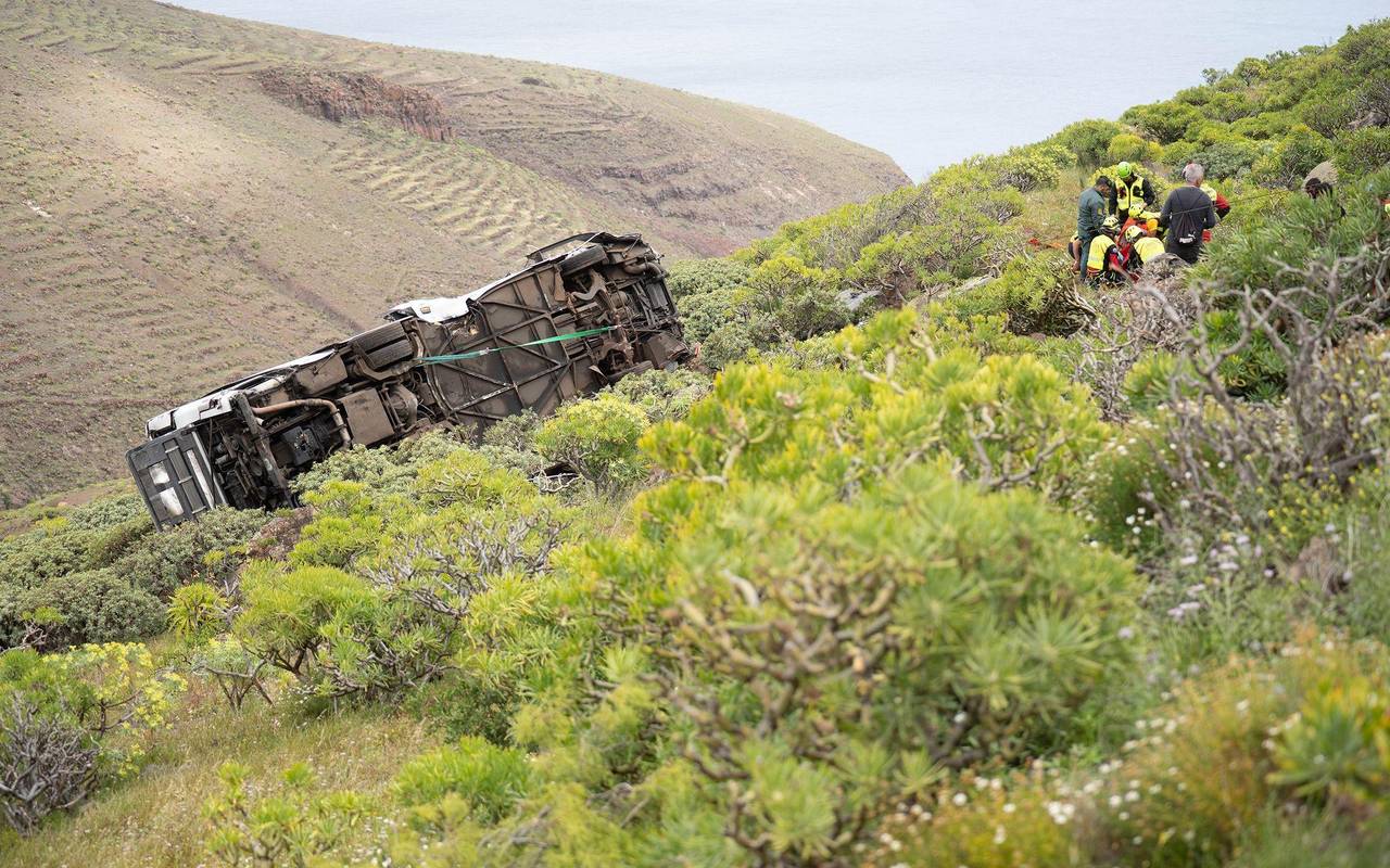 Bus stürzt auf Kanareninsel Böschung hinab