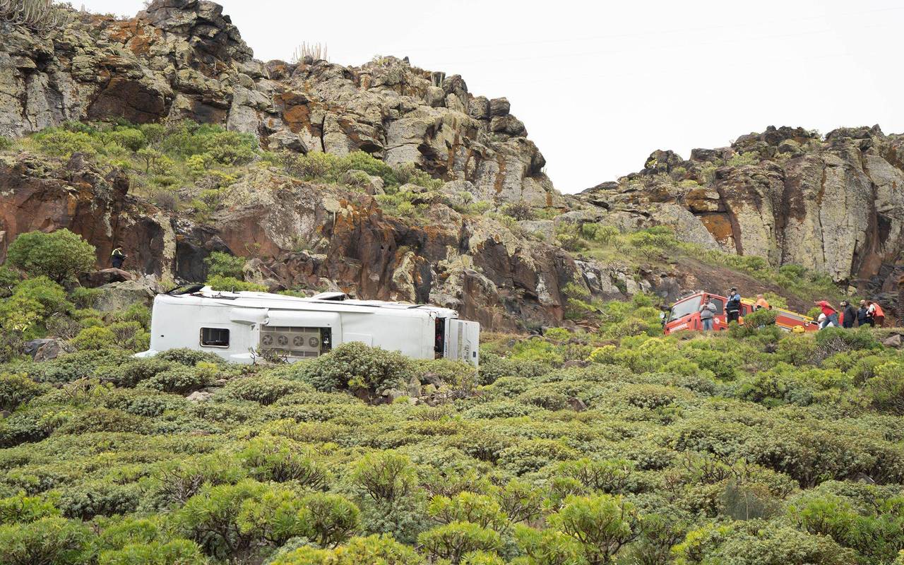 Bus stürzt auf Kanareninsel Böschung hinab