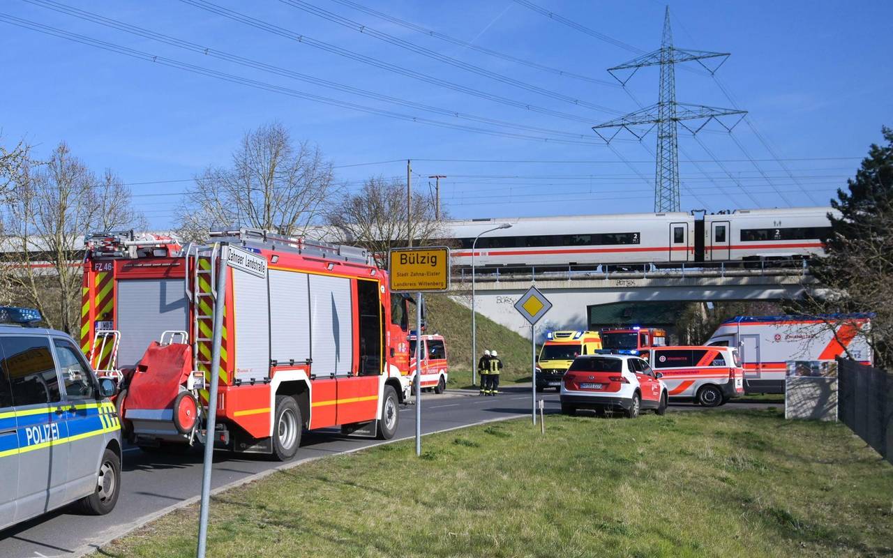 Oberleitung fällt auf ICE: Hunderte Reisende sitzen fest