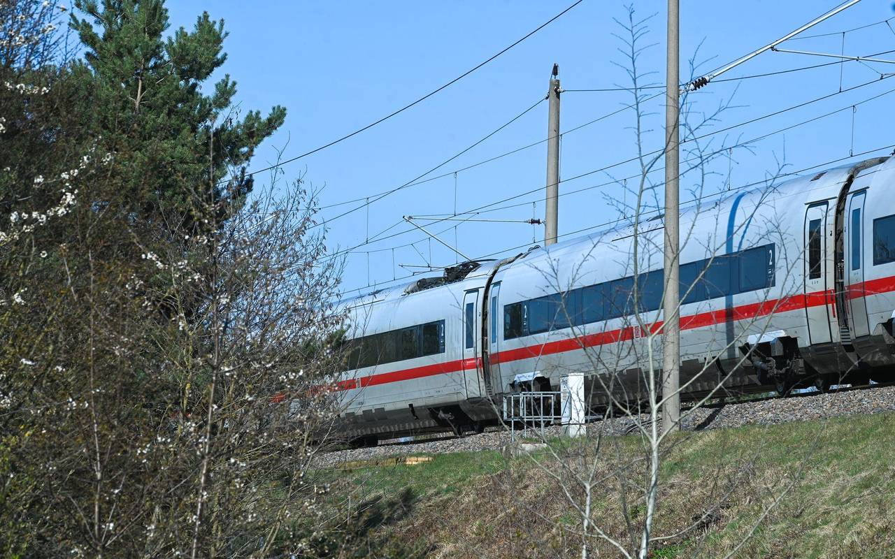 Oberleitung fällt auf ICE: Hunderte Reisende sitzen fest