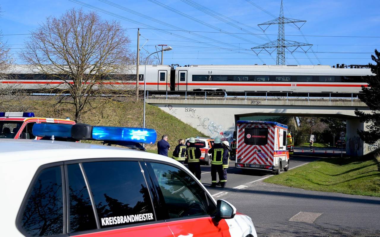 Oberleitung fällt auf ICE: Hunderte Reisende sitzen fest