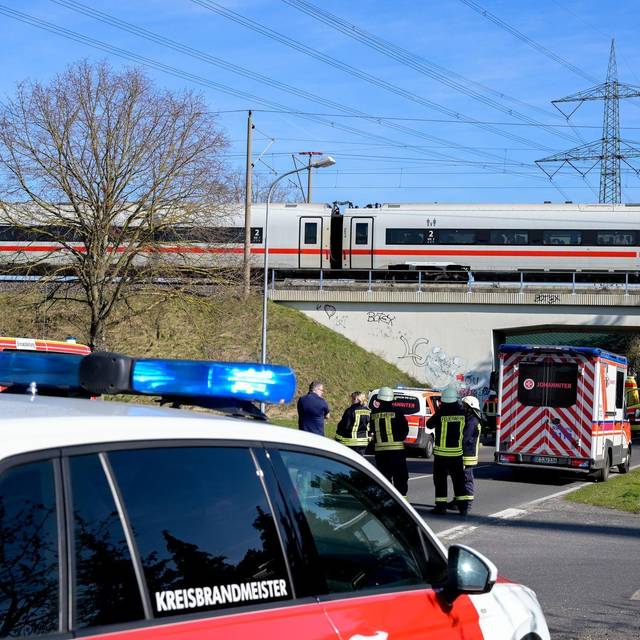 Oberleitung fällt auf ICE: Hunderte Reisende sitzen fest