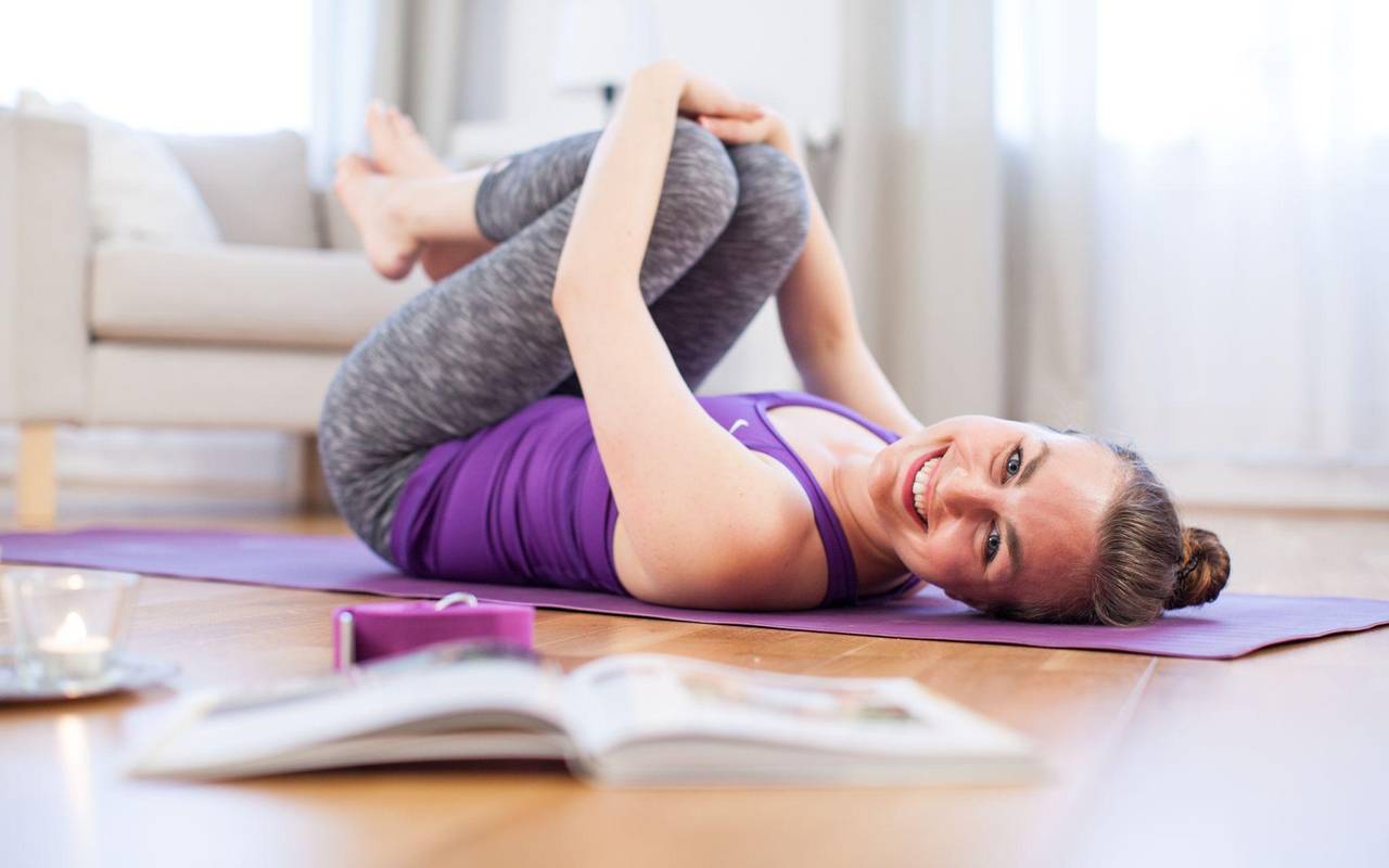 Eine junge Frau macht Yoga zuhause