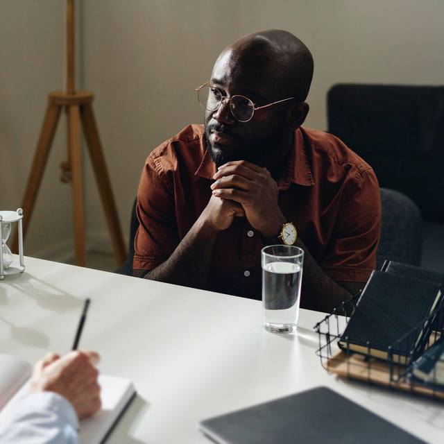 Ein Mann bei einer Therapiesitzung