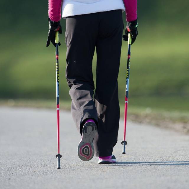 Person beim Nordic Walking