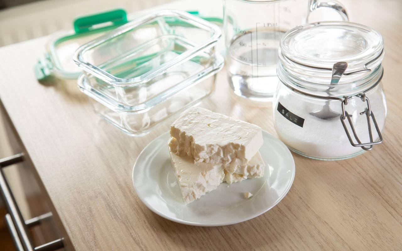 Feta liegt auf einem Teller