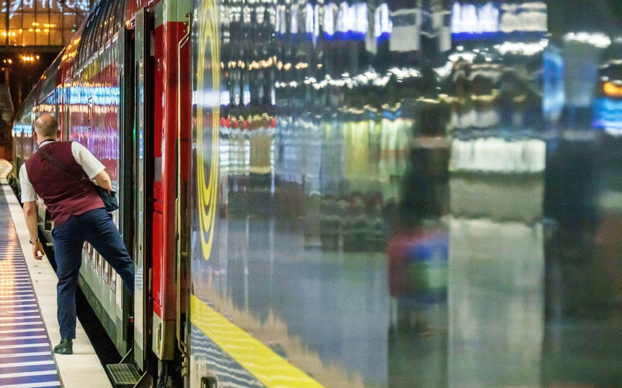 Ein Zugbegleiter blickt kurz vor Abfahrt zum Lokführer.