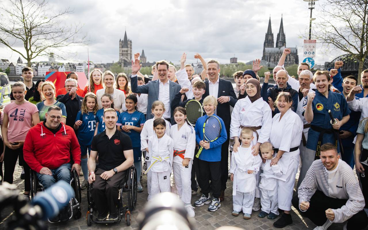 NRW-Ministerprräsident Wüst mit zahlreichen Sportlerinnen und Sportlern