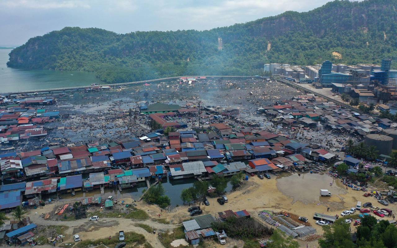 Brand in malaysischem Küstendorf