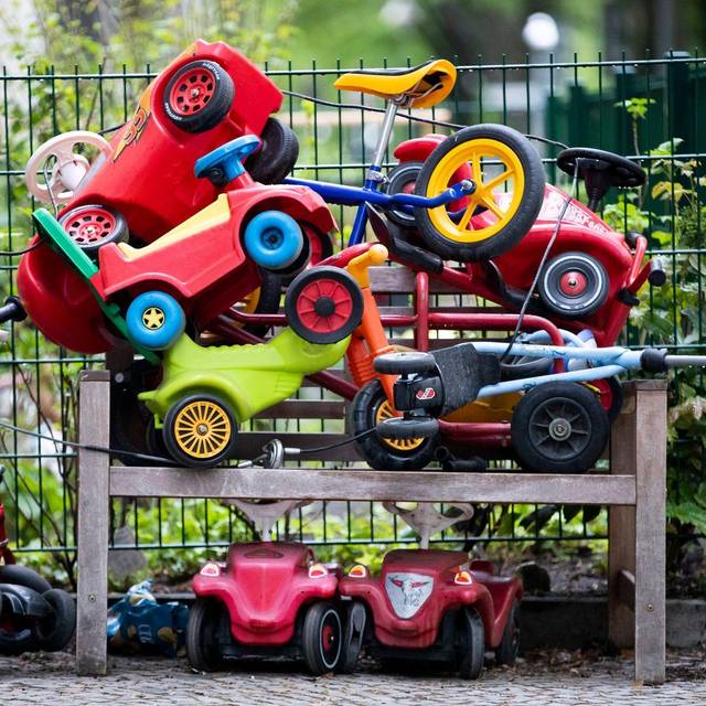 Spielautos für Kinder stehen vor einer Kita