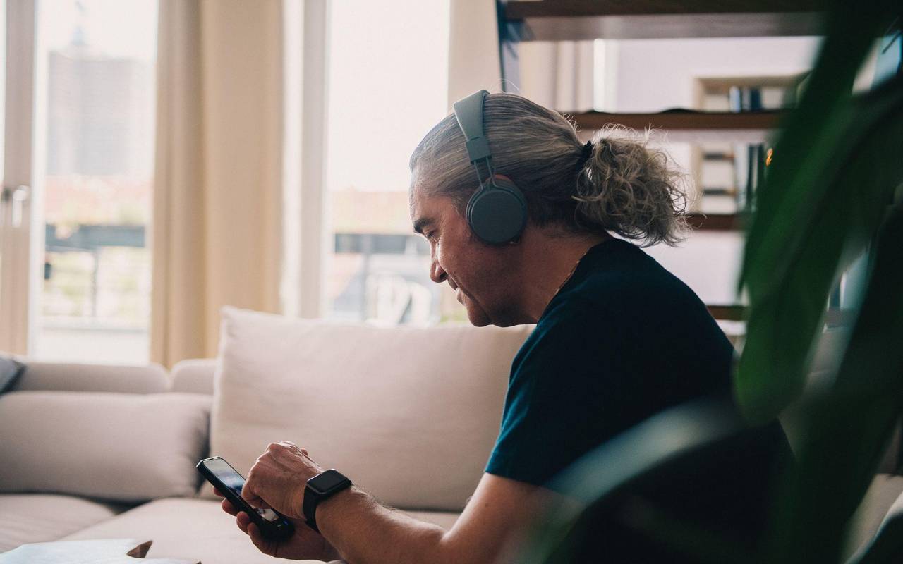 Ein Mann hört Musik auf seinem Handy