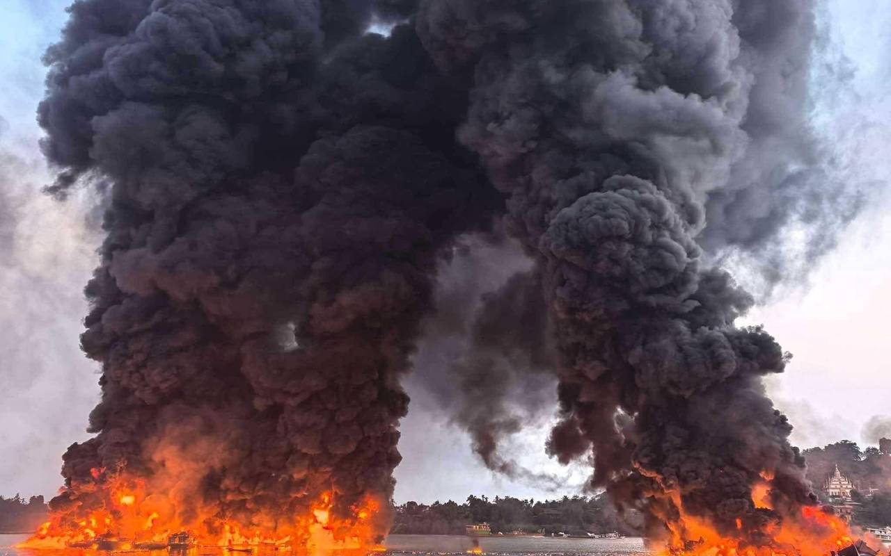 Großfeuer in Hafen in Myanmar