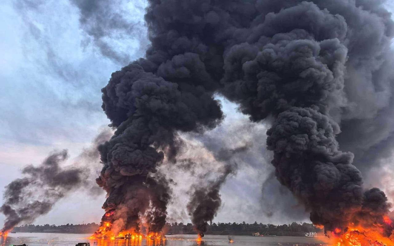 Großfeuer in Hafen in Myanmar