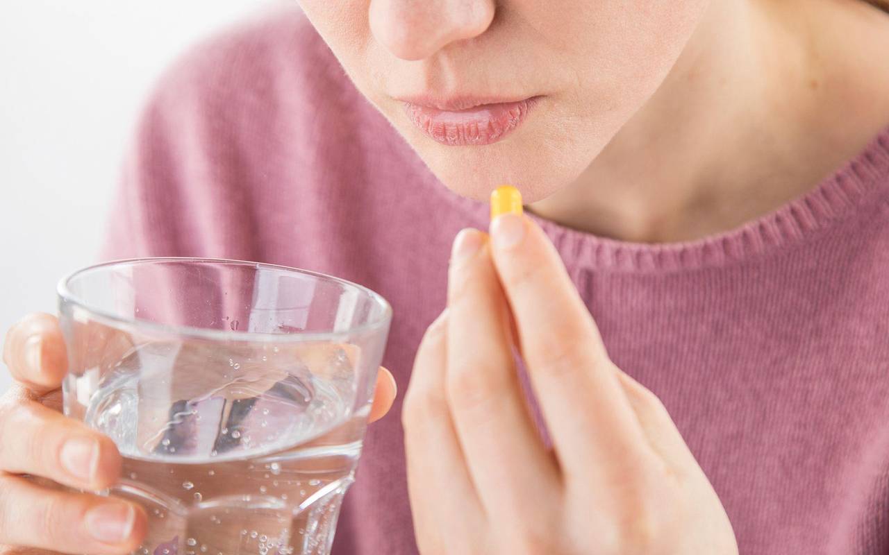 Frau nimmt Nahrungsergänzungsmittel