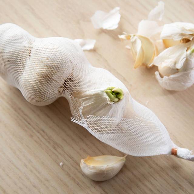 Knoblauch liegt auf einem Tisch