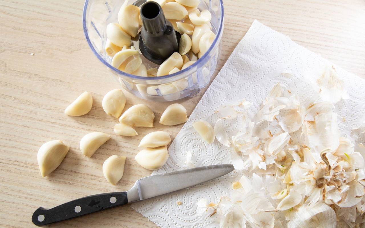 Geschälte Knoblauchzehen liegen auf einem Tisch