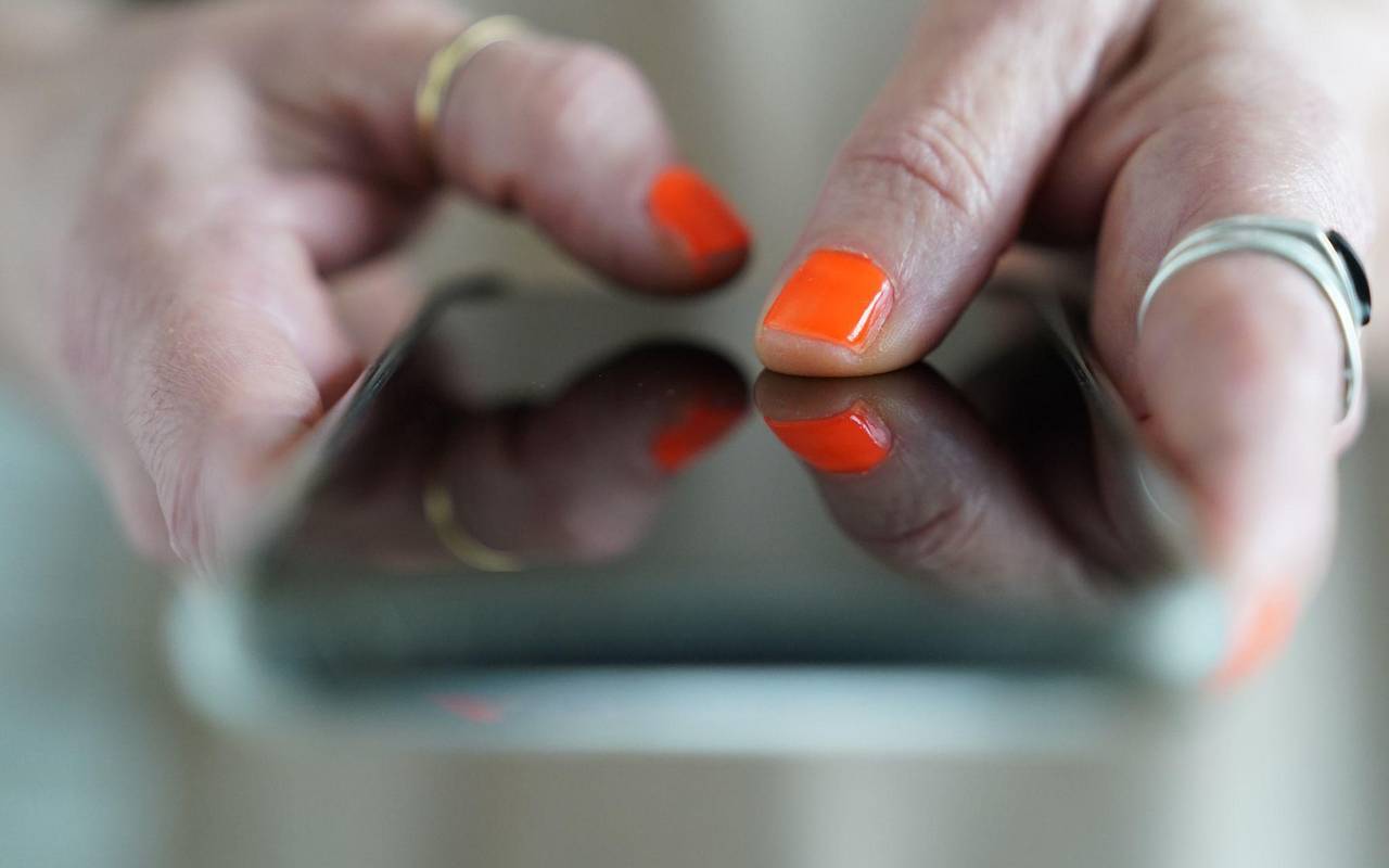 Eine Frau tippt auf einem Smartphone