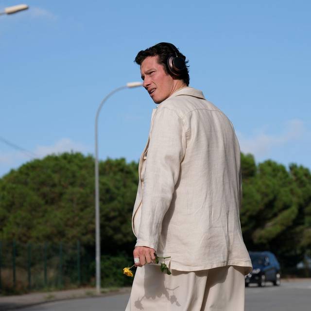 Kinostart - "Rosebush Pruning"