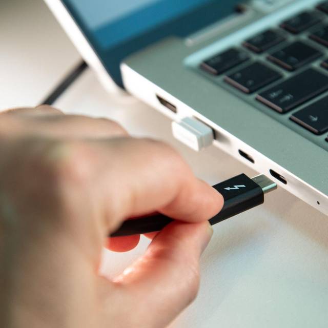 USB-C Ladebuchse und Ladekabel an einem Laptop