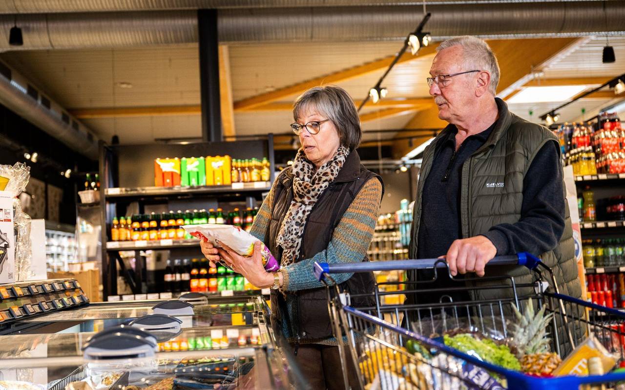 Ein Paar geht im Supermarkt einkaufen