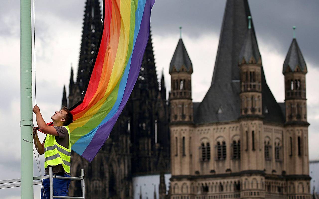 Regenbogenfahne vor Kölner Kirchen