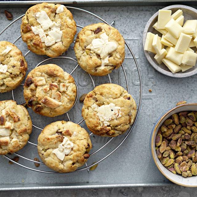 NYC-Cookies mit weißer Schokolade und Pistazien