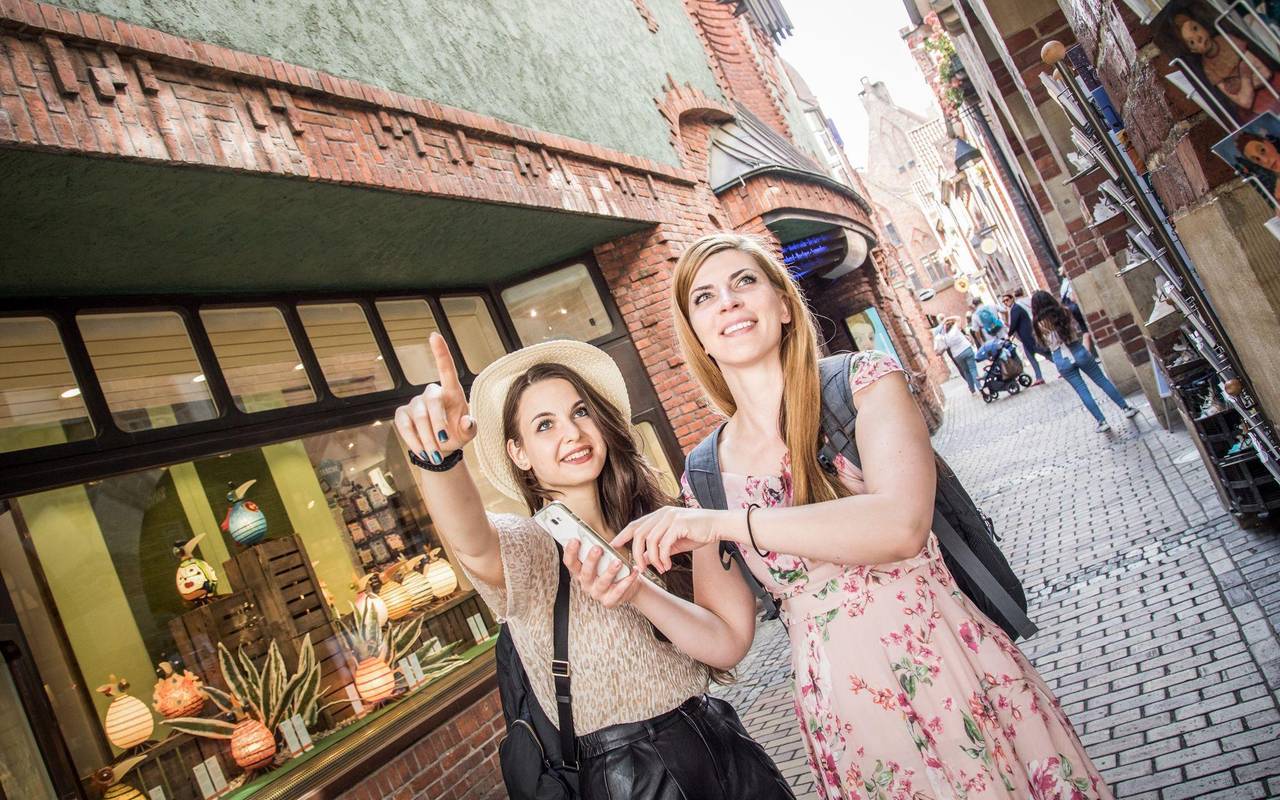 Zwei Frauen beim Sightseeing in Bremen