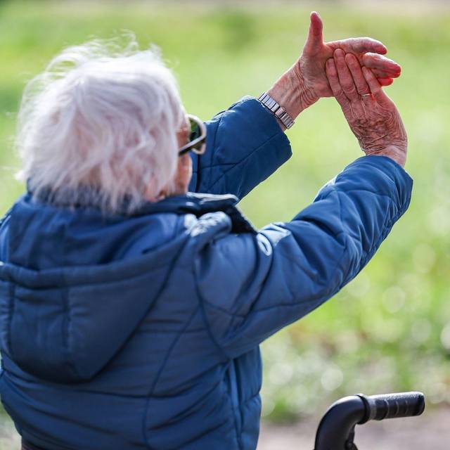 Yogastunde für Senioren im Schloßpark Köthen