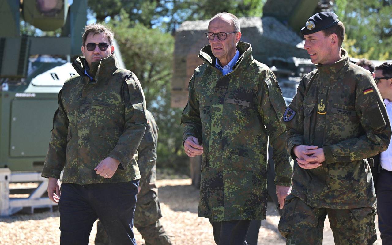 Bundeskanzler Merz besucht Bundeswehr in Munster