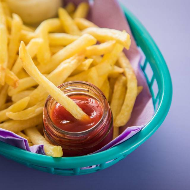 Pommes mit Ketchup liegen in einem Körbchen