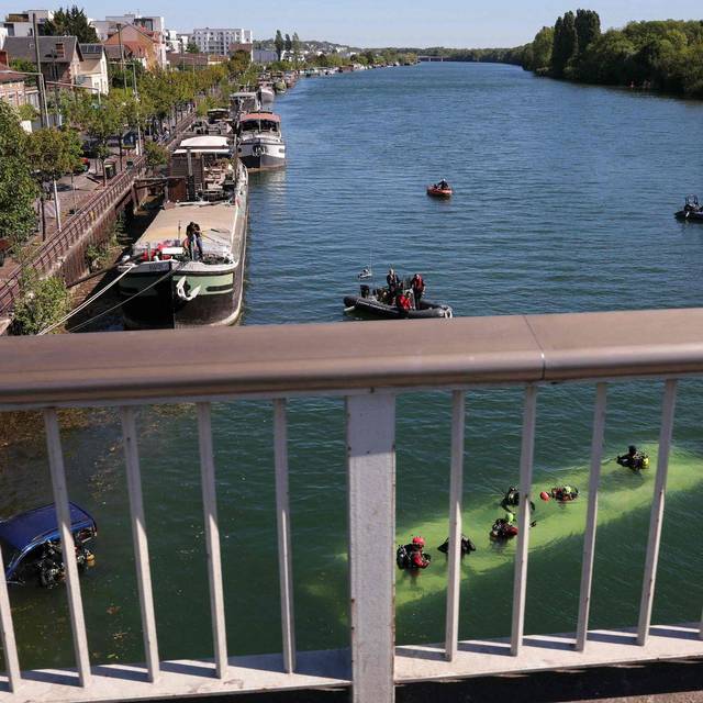 Bus stürzt bei Paris in Seine – Fahrschülerin am Steuer