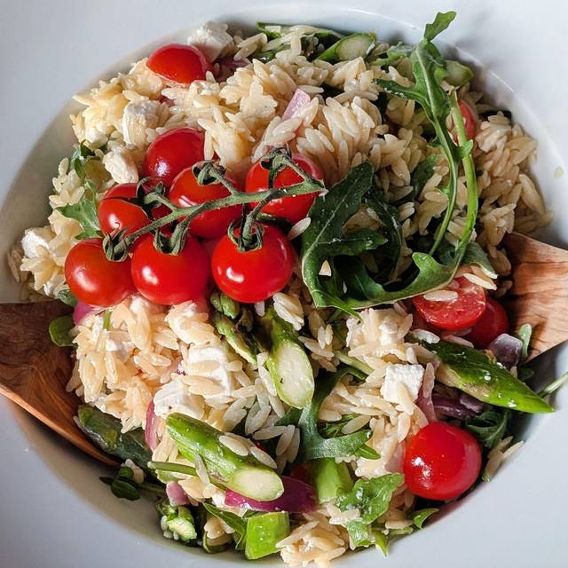 Reisnudelsalat mit gebratenem grünen Spargel