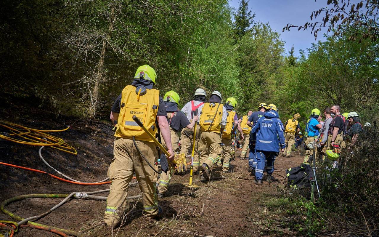 Hunderte Einsatzkräfte bekämpfen Waldbrand bei Friesenhagen