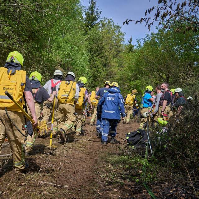 Hunderte Einsatzkräfte bekämpfen Waldbrand bei Friesenhagen