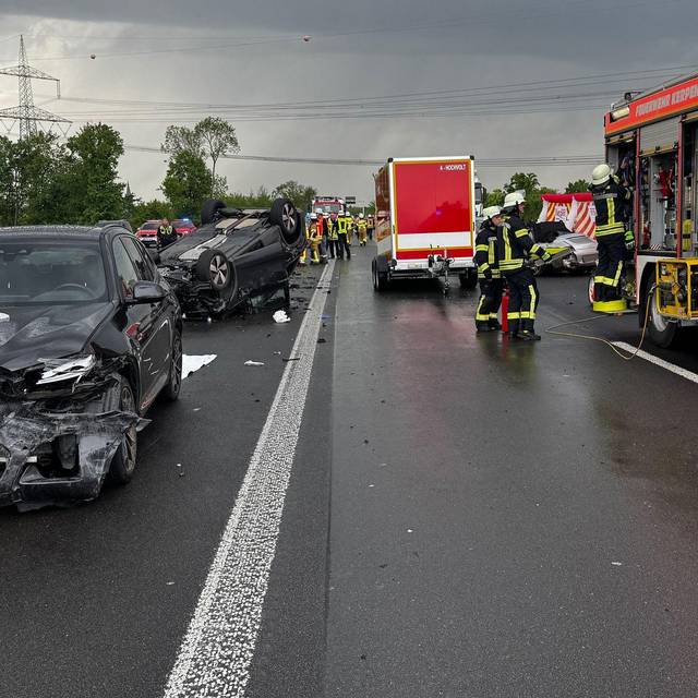 Frau stirbt bei Unfall auf A61 - Kind schwer verletzt