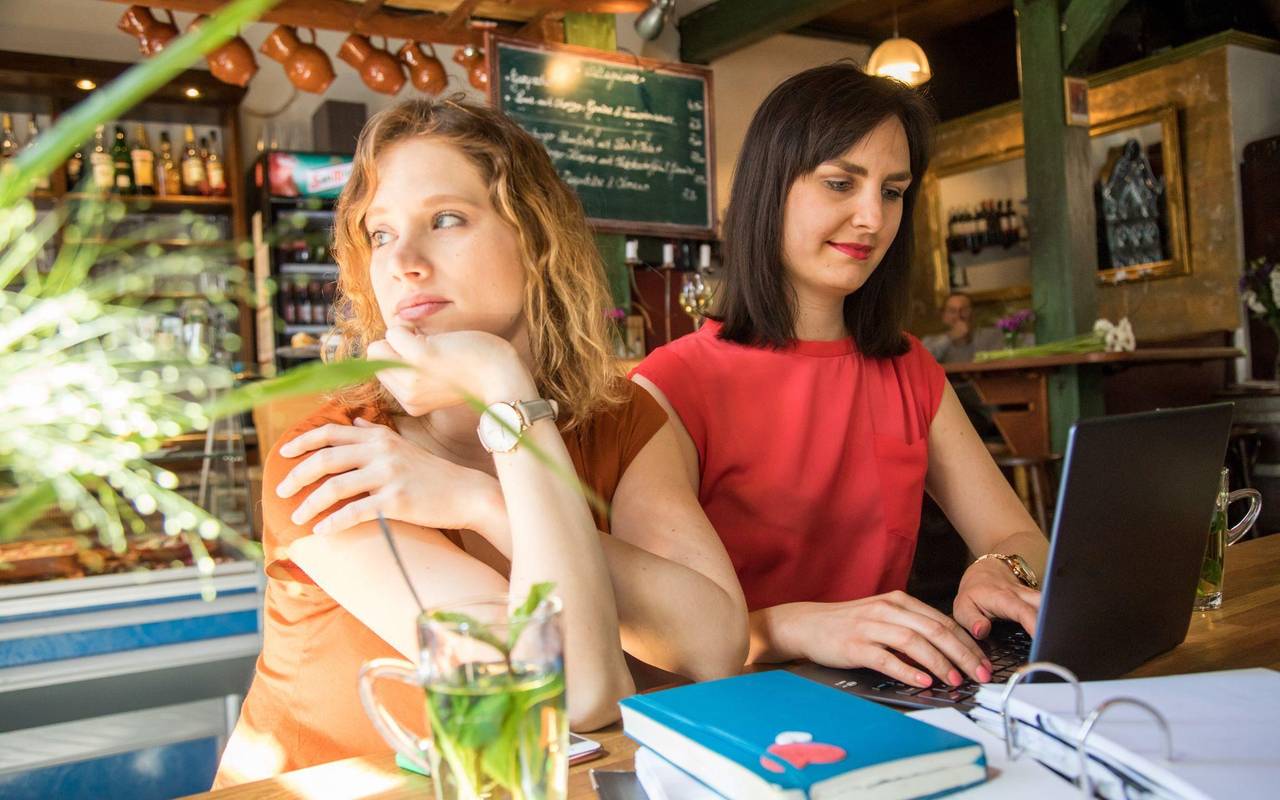 Freundinnen im Café