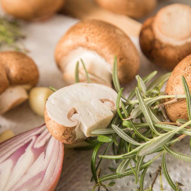 Champignons mit Schalotten und Kräutern