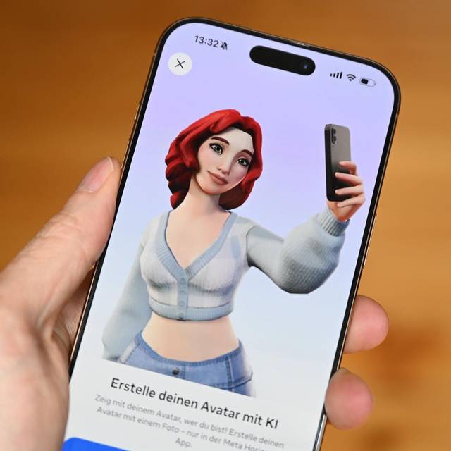 Ein Smartphone mit der Avatar-Funktion im Messenger von Meta
