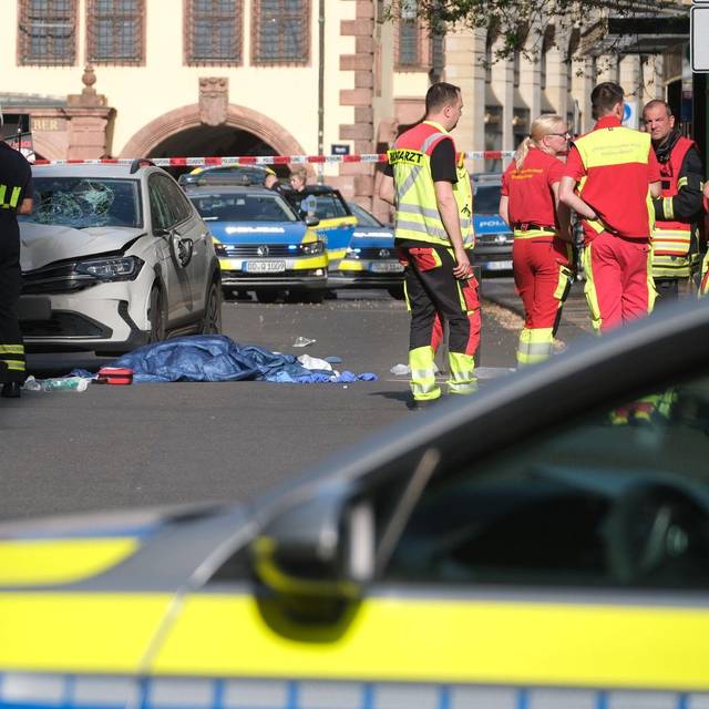 Auto in Leipzig in Menschengruppe gefahren