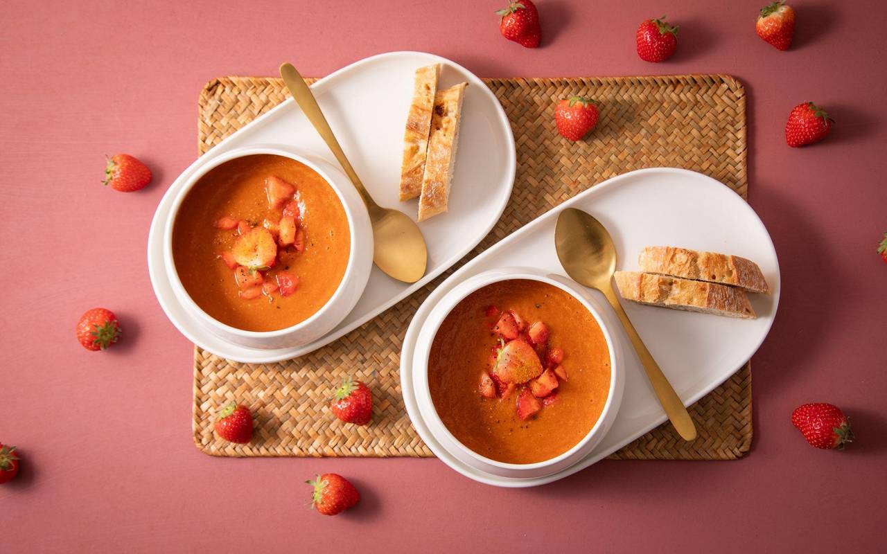 Erdbeer-Tomaten-Suppe mit Curry und Baguette