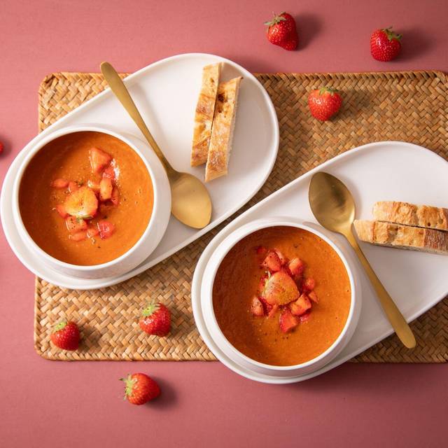 Erdbeer-Tomaten-Suppe mit Curry und Baguette