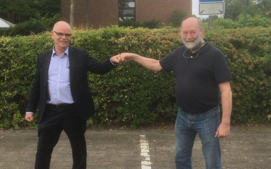 Peter Kunze (rechts) übergibt an Peter Abels