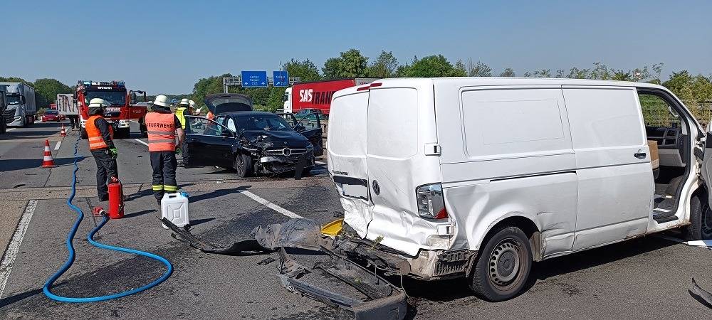 Kerpen: Autos stoßen auf der A4 zusammen